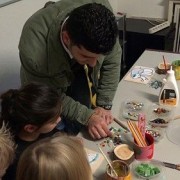 Stein für Stein zu Wasserwegen Mosaik-Workshop (nur nach Anmeldung im Foyer) mit Mohammad Al Natour für Kinder ab 8 Jahren in Kooperation mit der cubus kunst halle 10:30 und 14 Uhr