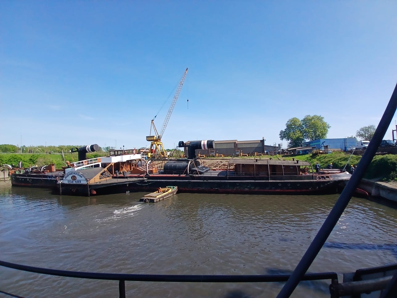 Verholung der Oscar Huber auf die Neue Ruhrorter Schiffswerft