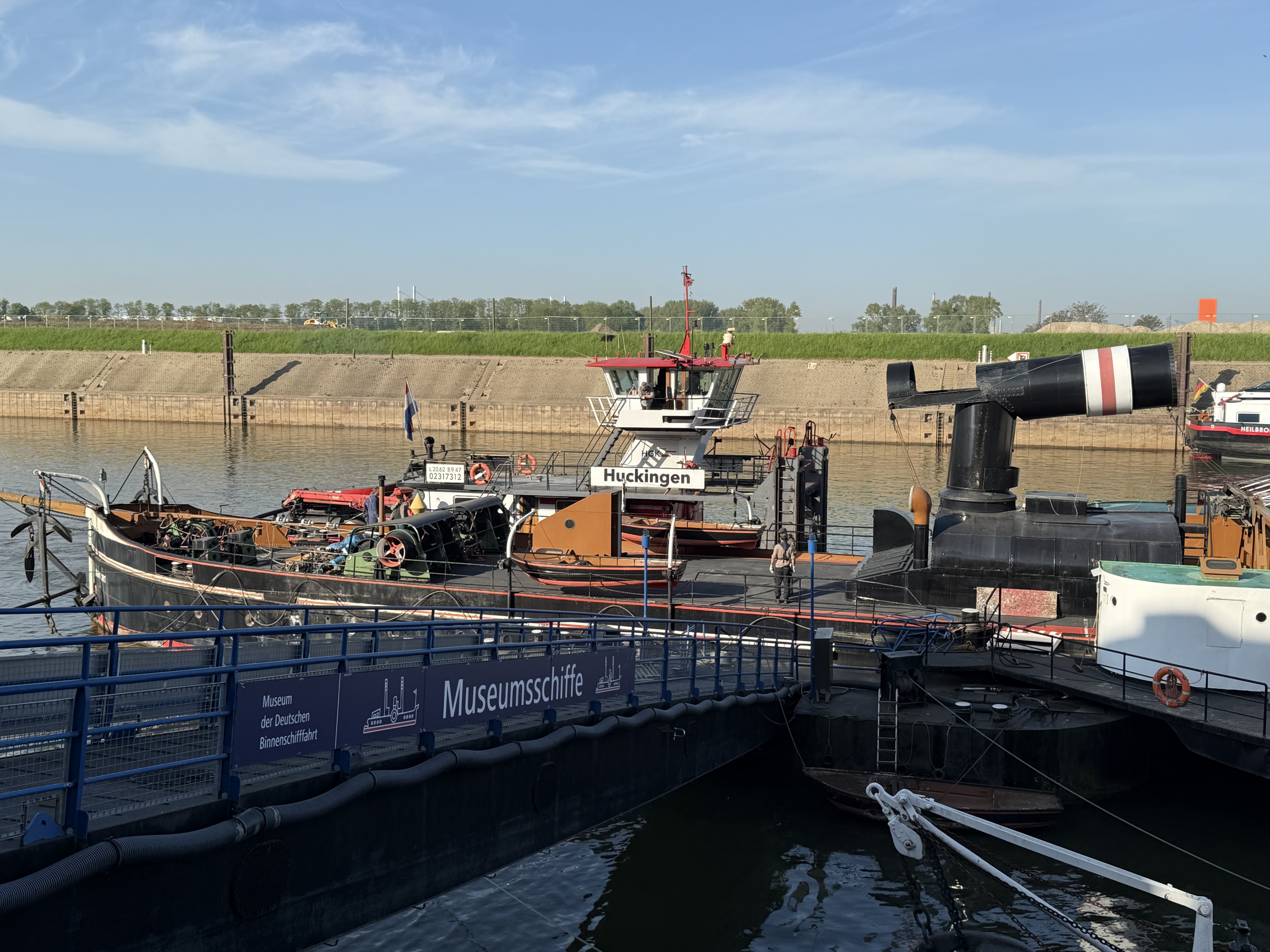 Verschleppung der Oscar Huber auf die Neue Ruhrorter Schiffswerft durch die Firma HGK.
