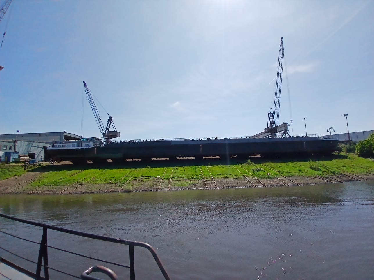 Verholung der Oscar Huber auf die Neue Ruhrorter Schiffswerft